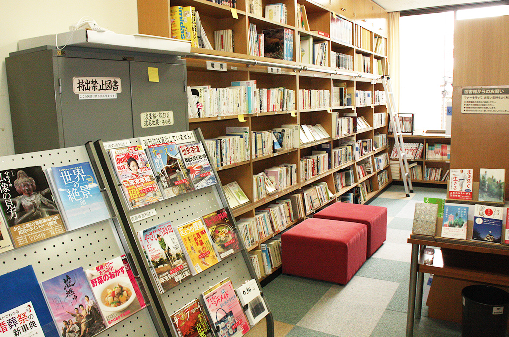 根尾図書室の館内